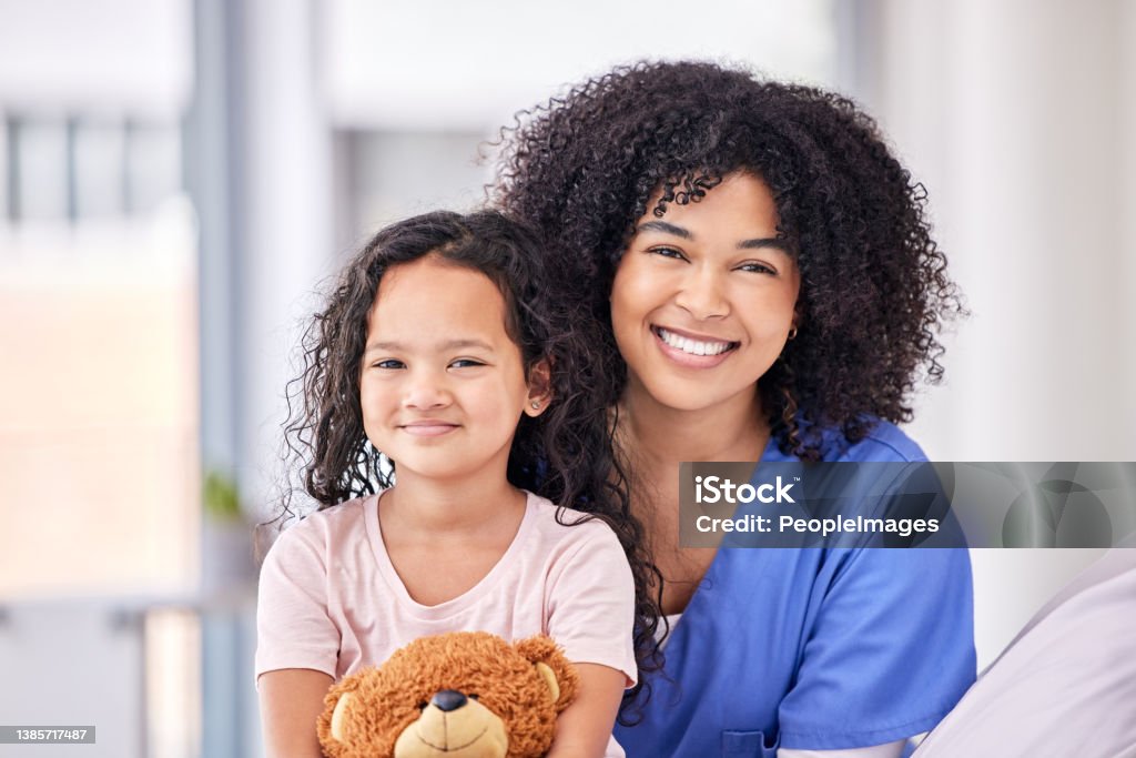Père et enfant partageant un moment tendre, symbolisant le lien familial et l'amour